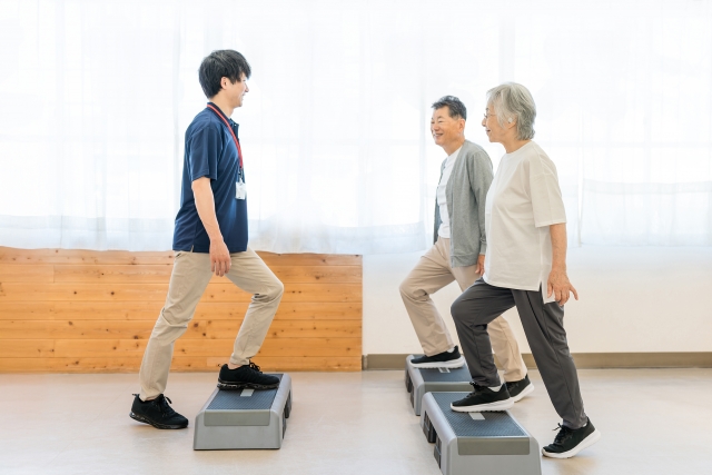 踏み台昇降をしている人